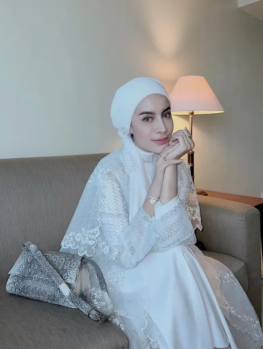 Lace dress warna putih yang sederhana dan kalem sempurna untuk Lebaran hari pertama. [@emyaghnia]