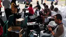 Berbagai wartawan dari media nasional dan asing tampak menunggu di posko Crisis Centre di Terminal II Bandara Juanda, Surabaya, Senin (29/12/2014). (Liputan6.com/Johan Tallo)