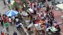 Suasana keramaian pedagang kaki lima (PKL) yang menjajakan barang dagangannya di kawasan car free day, Jakarta, Minggu (14/5). (Liputan6.com/Immanuel Antonius)