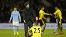 Pelatih Watford, Quique Sanchez Flores memberi semangat kepada anak asuhnya, Jose Holebas a usai kalah dari Manchester City pada lanjutan Liga Premier Inggris di Stadion Vicarage Road, Inggris, Minggu (3/1/2016) dini hari WIB. (Reuters/Paul Childs)
