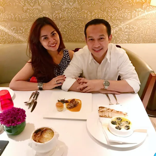 6 Potret Tante Ernie dan Suami, Selebgram 'Pemersatu Bangsa' yang Trending di Media Sosial