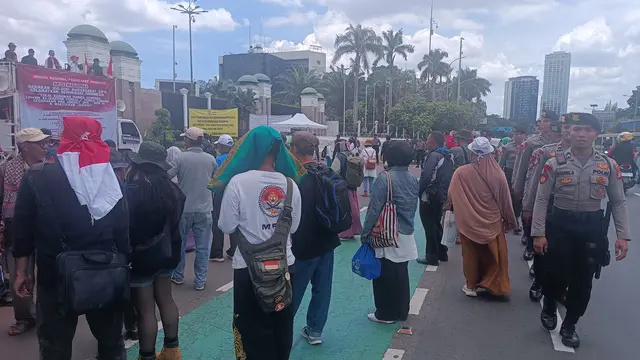 Demo di depan Gedung DPR, Selasa (5/3/2024).