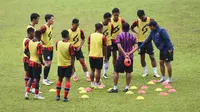 Pelatih Arema Joko Susilo memberi instruksi jelang internal game hari Rabu (07/06/2023). (Iwan Setiawan/Bola.com)