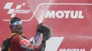 Selebrasi pembalap Pramac Ducati, Jorge Martin di atas podium saat upacara penyerahan trofi usai menjuarai balapan MotoGP Jepang 2023 di Sirkuit Motegi, Minggu (1/10/2023) siang WIB. (AFP/Toshifumi Kitamura)
