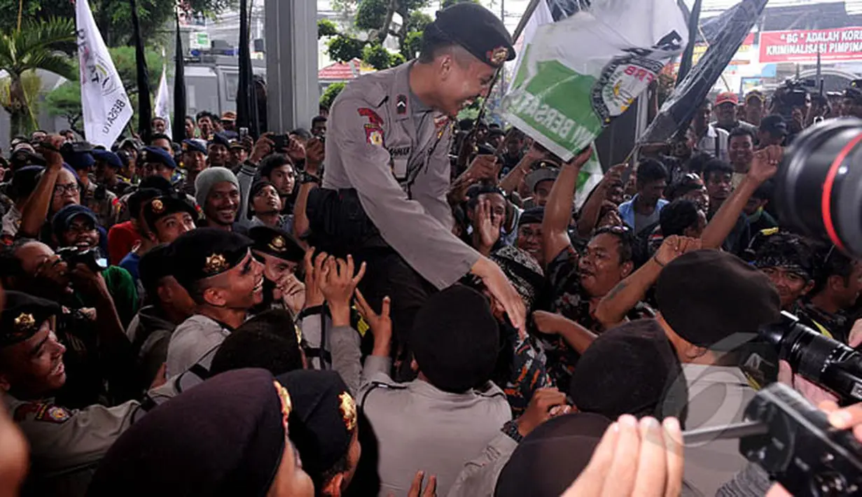 Sejumlah aparat polisi meluapkan ekspresinya usai mendengar putusan hakim pada sidang praperadilan Komjen Pol Budi Gunawan terhadap KPK di PN Jakarta Selatan, Senin (16/2/2015). (Liputan6.com/Johan Tallo) 