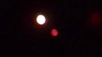 Pencetus teori konspirasi menyebut cahaya di samping "blood moon" adalah Nibiru (Express.co.uk)