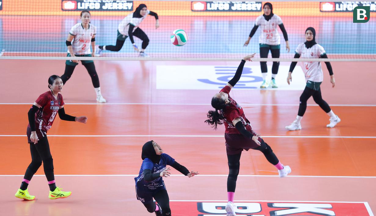 Bank Jatim yang tampil agresif akhirnya mampu mengatasi perlawanan ketat dari Kharisma Premium dalam pertandingan fullset. (Bola.com/M Iqbal Ichsan)