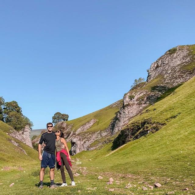 Kini Jarang Tereskpos, Ini 6 Potret Khansa Idol dan Suami yang Menetap di London