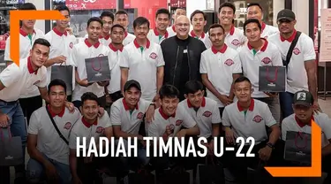 Timnas U-22 dan pelatih Indra Sjafri mendapat hadiah jam tangan dari Irwan Mussry, suami Maia Estianty. Ini merupakan bentuk apresiasi karena Timnas U-22 menjuarai Piala AFF U-22 2019.