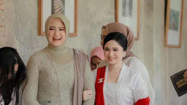 Potret Kebaya Merah Putih Tissa Biani