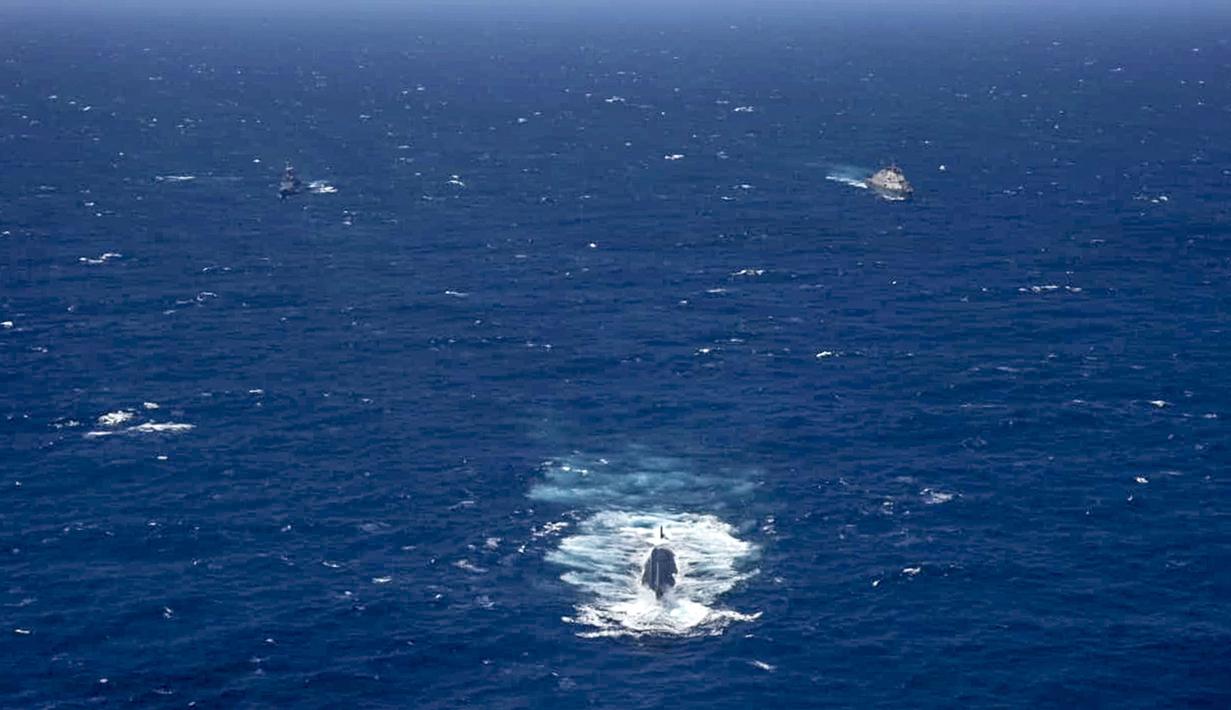 Pemandangan kapal selam nuklir AS saat latihan militer 70 mil laut (130 kilometer) di lepas pantai Cartagena, Kolombia, 28 Februari 2022. Latihan untuk memperkuat perang melawan perdagangan narkoba dan melindungi kedaulatan nasional. (PRENSA ARMADA DE COLOMBIA/Colombian National Navy/AFP)