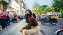Shani Indira Natio atau akrab disapa Shani, member JKT48 yang asal Jogja. Saat pulang ke Jogja, Shani tak lupa mengunjungi Malioboro. Momen Shani menikmati Malioboro ini berhasil bikin penggemarnya kian terpesona karena penampilan Shani yang menawan. (Liputan6.com/IG/@jkt48shani)