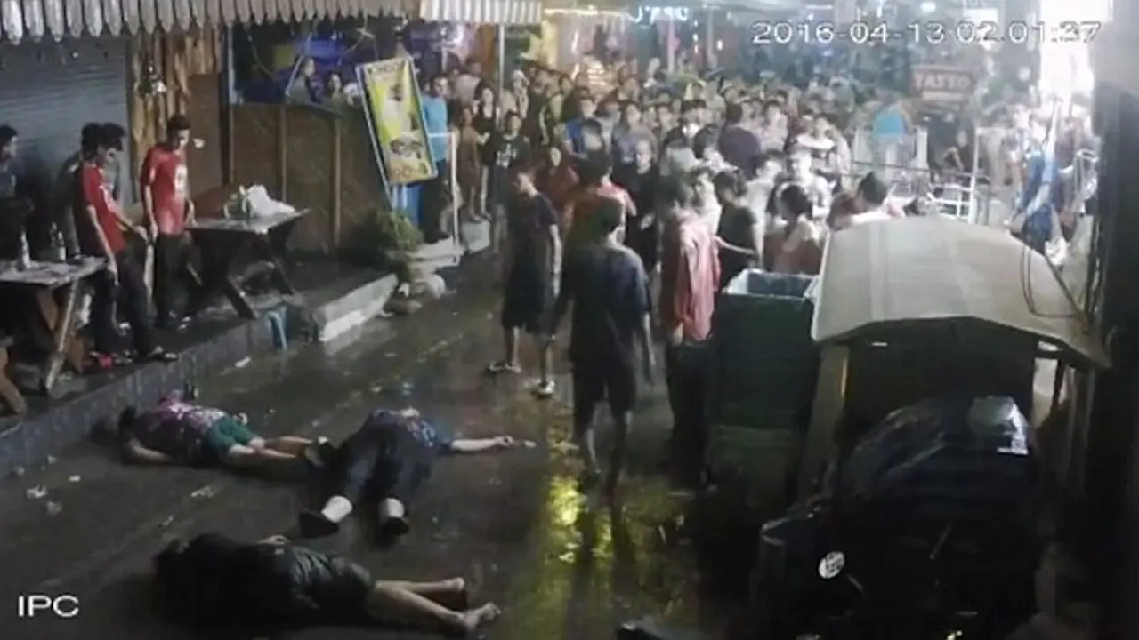 Niat Ingin Berjalan-jalan, Keluarga ini Dikeroyok Habis-habisan