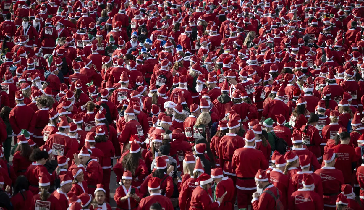 Ratusan pelari berkostum Sinterklas memadati jalanan Barcelona Spanyol dalam acara fun run 5 km pada Minggu (22/12/2024) waktu setempat. Acara tersebut menjadi salah satu bentuk menyambut hari Natal. (AFP/Josep Lago)