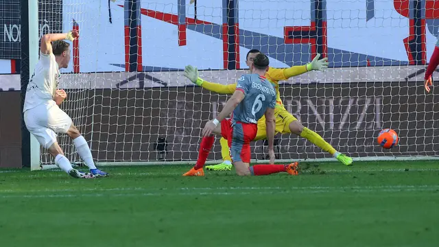 Rasmus Hojlund mencetak gol keduanya di laga Cremonese vs Napoli di pekan ke-17 Liga Italia 2025/2026 di Stadio Giovanni Zini, Minggu (28/12/2025).