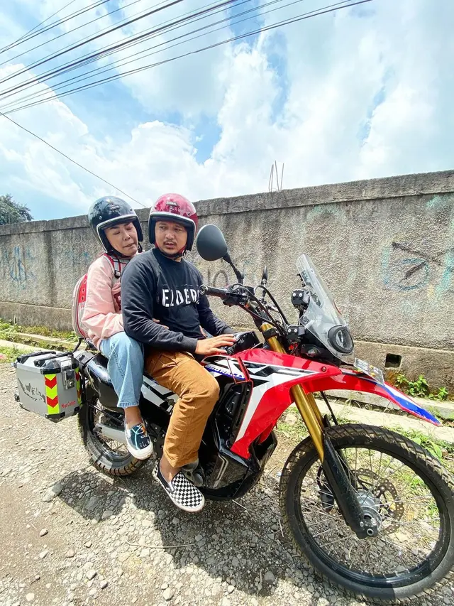 6 Potret Chef Aiko Tunggangi Berbagai Jenis Motor, Salah Satunya Digasak Maling