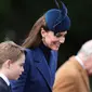 Kate Middleton&nbsp;dan Pangeran George (kiri) pergi setelah menghadiri kebaktian Hari Natal tradisional keluarga Kerajaan Inggris di Gereja St Mary Magdalene di Sandringham Estate, Inggris timur, pada 25 Desember 2023. (Adrian DENNIS/AFP)