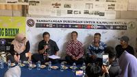 Calon Gubernur Jakarta nomor urut 3, Pramono Anung saat mendatangi Hunian Sementara (Huntara) warga Kampung Bayam di kawasan Jakarta Utara. (Liputan6.com/Delvira Hutabarat)