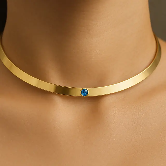 5. Kalung Emas Choker Flat dengan Berlian Biru Mikroskopik
