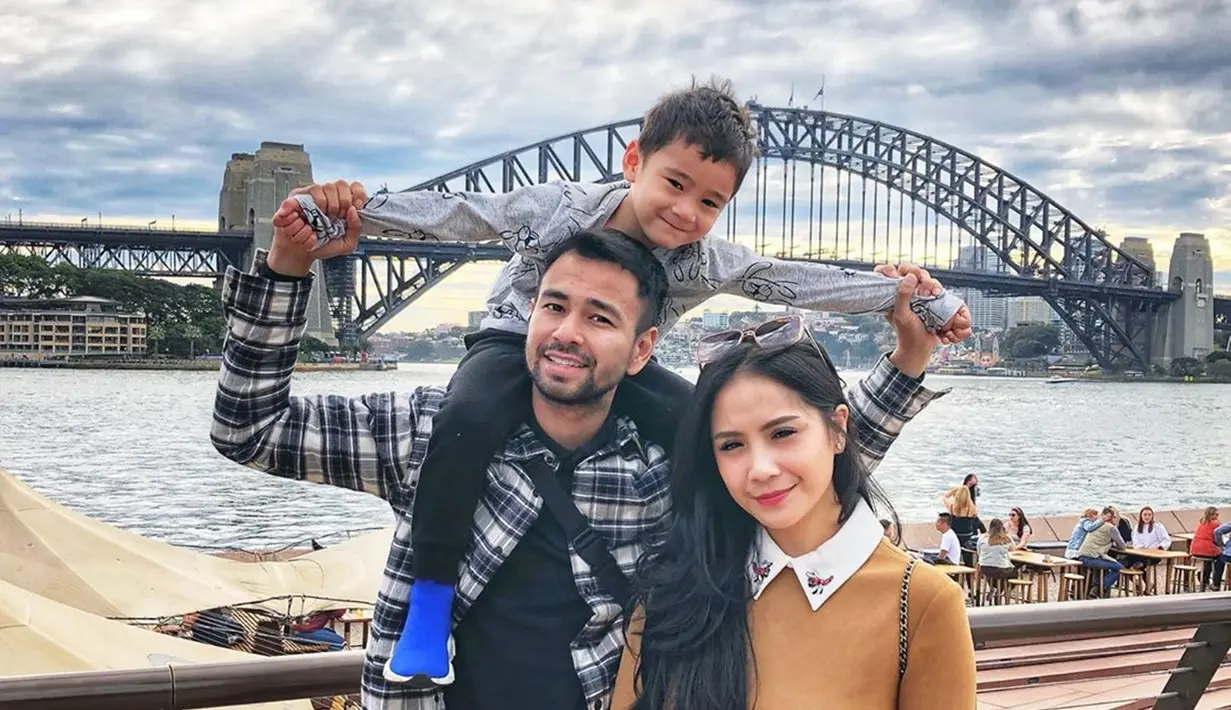 Sydney Harbour Bridge menjadi saksi harmonisnya keluarga Raffi Ahmad. Rafathar terlihat begitu bahagia menikmati suasana di Sydney, Australia. Dengan berada di pundak Raffi Ahmad, Rafathar bisa menikmati pemandangan Sydney dengan lebih jelas. (Liputan6.com/IG/@raffinagita1717)