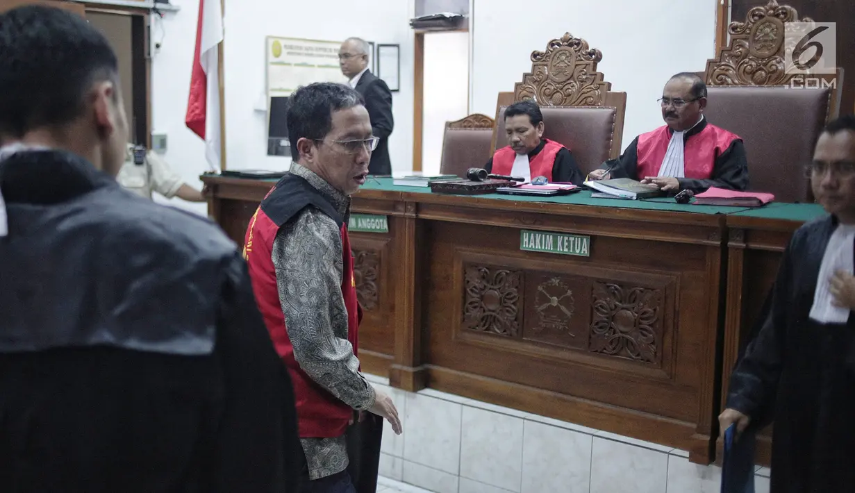 Mantan Pelaksana Tugas (Plt) Ketua Umum PSSI Joko Driyono saat menjalani sidang lanjutan di PN Jakarta Selatan, Kamis (9/5/2019). Sidang dengan agenda mendengarkan keterangan saksi dari Jaksa Penuntut Umum (JPU) tersebut ditunda hingga 28 Mei 2019. (Liputan6.com/Faizal Fanani)