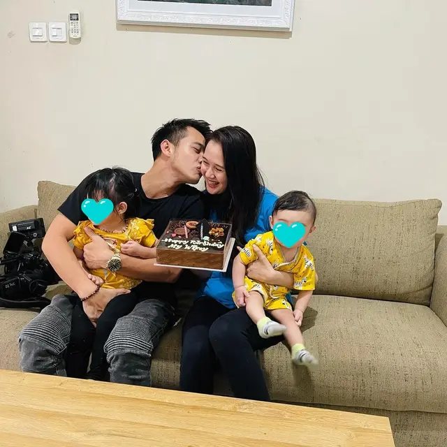 Istri Hamil Anak Ketiga, Ini 6 Potret Eza Gionino dan Meiza Aulia Asuh Buah Hatinya