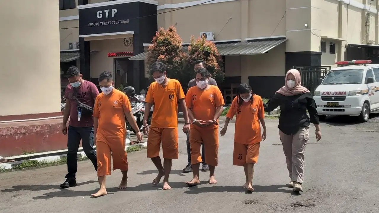 Para tersangka kasus Tindak Pidana Perdagangan Orang atau TPPO, satu diantaranya adalah perempuan yang tengah hamil muda, sebelum memasuki ruang tahanan di Polres Tasikmalaya.