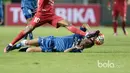 Pemain Persib Bandung, Shohei Matsunaga terjatuh saat berduel dengan pemain Semen Padang, Vendry Mofu pada perebutan tempat ketiga Piala Presiden 2017 di Stadion Pakansari, Bogor, Sabtu (11/3/2017). (Bola.com/Nicklas Hanoatubun)