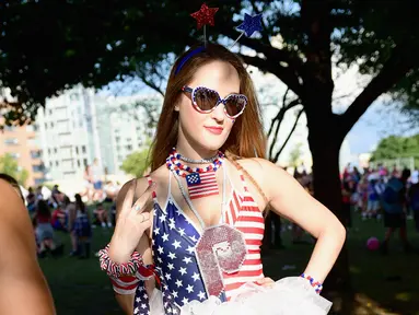 Seorang gadis mengenakan kostum bermotif bendera Amerika Serikat saat menghadiri hari ke 2 Festival Budweiser Made in America 2017 di Benjamin Franklin Parkway di Philadelphia, Pennsylvania (3/9). (Lisa Lake/Getty Images for Anheuser-Busch/AFP)
