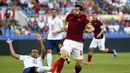 Penyerang AS Roma, Mattia Destro (kanan), mencoba menghindari tackling Rafael Marquez (Hellas Verona) saat berlaga dilanjutan Serie A Italia di Stadion Olimpiade, Roma (27/9/2014). AS Roma unggul dua gol atas Hellas Verona. (REUTERS/Tony Gentile)