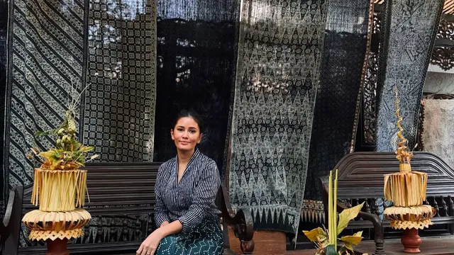 Pesona Titi Radjo Padmaja saat Kenakan Batik dengan Berbagai Model, Super Elegan dan Kasual