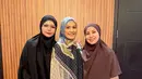 Tya Ariestya mengenakan kerudung instan panjang coklat senada dengan abaya bermotif. Dipadukan sepatu mary jane. [@tya_ariestya]