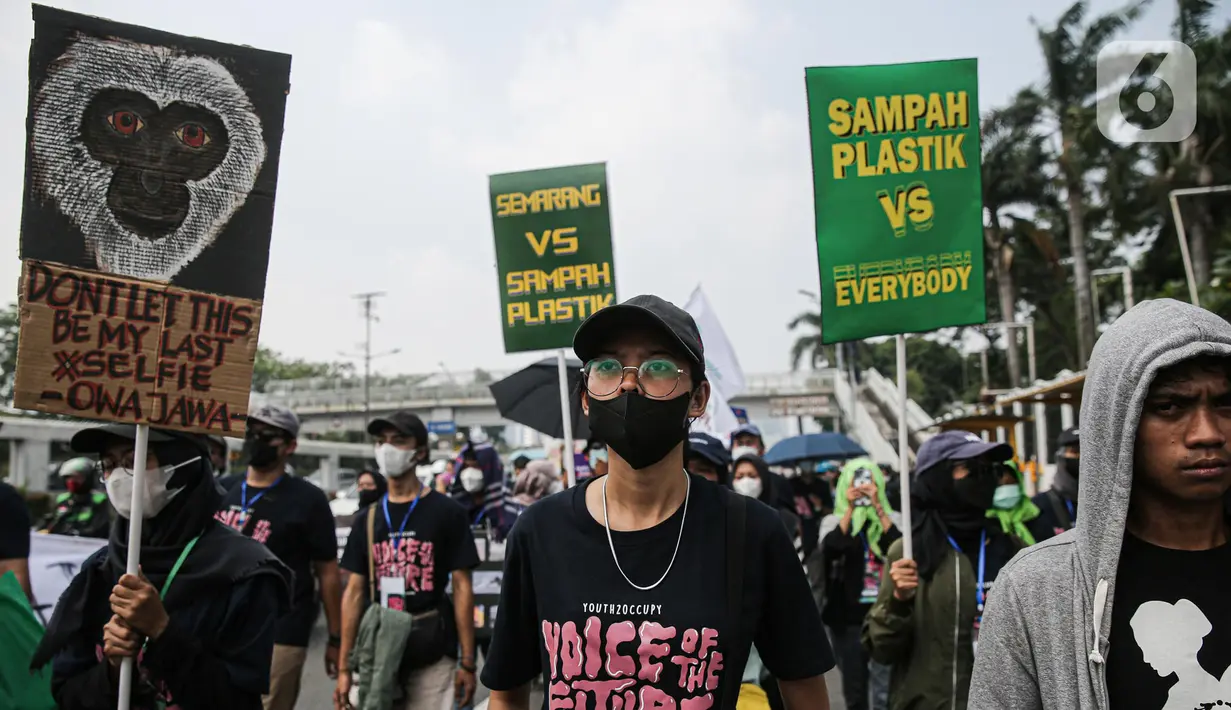 Puluhan anak muda menggelar longmarch sepanjang jalan Pemuda, Jakarta, Kamis (21/7/2022). Aksi yang bertemakan Youth20ccupy: Voice of the Future tersebut dilakukan untuk menyuarakan permasalahan pengerusakan lingkungan yang berakibat krisis pangan serta menghambat pertumbuhan ekonomi. (Liputan6.com/Faizal Fanani)