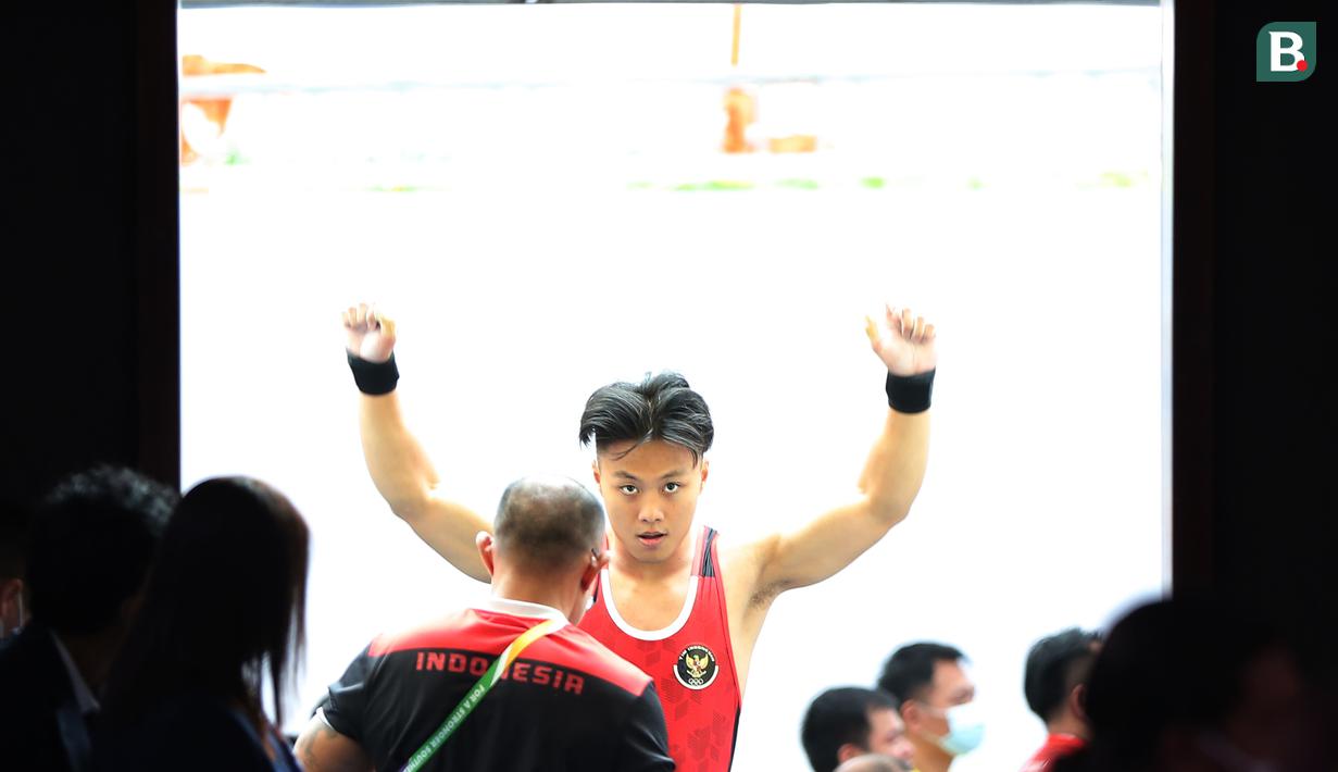 Lifter kelahiran Makassar 21 tahun lalu ini pun sukses merebut medali emas dengan total angkatan 345 kg, mengungguli lifter Thailand, Anucha Doungsri dengan 321 kg dan lifter Malaysia, Muhammad Erry Hidayat dengan 316 kg yang harus puas dengan medali perak dan perunggu. (Bola.com/Ikhwan Yanuar)