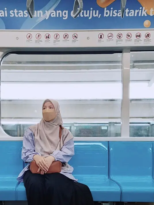 <p>Blouse biru dengan detail sertut pada pergelangan tangan dan rok berwarna hitam akan membuatmu tampil cantik dan sederhana.&nbsp;(instagram/natasharizkynew)</p>