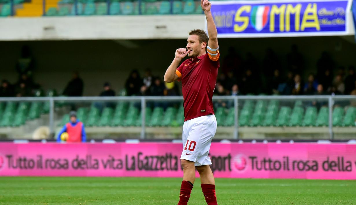 10. Francesco Totti - Il Capitano yang disematkan kepada Totti dirasa sangatlah pantas. Sebab loyalitas yang ditunjukan oleh gelandang serang tersebut kepada AS Roma sepanjang kariernya. (AFP/Giuseppe Cacace)
