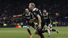 Selebrasi gol Donny van de Beek pada leg 1, Semifinal Liga Champions yang berlangsung di Stadion Tottenham Hotspur, London, Rabu (1/5). Ajax menang 1-0 atas Tottenham Hotspur. (AFP/Emmanuel Dunand)