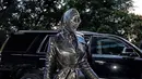 Datang ke New York Fashion Week, Kim Kardashian tampil tertutup serba hitam dari kepala hingga ujung kaki. Pendiri SKIMS terlihat keluar dari sebuah SUV mengenakan bodysuit berbahan kulit hitam dengan resleting di bagian depan. (Instagram/kimkardashian).