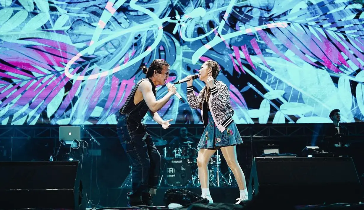 Ray Saputra dan Bunga Citra Lestari atau BCL pun tampak begitu akrab dan dekat saat duet bareng. (FOTO: instagram.com/rayprasetya22)