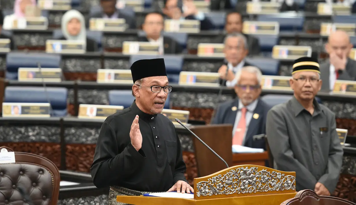 Ketua Partai Keadilan Rakyat Malaysia, Anwar Ibrahim mengucapkan sumpah jabatan dalam upacara pelantikan di Gedung Parlemen, Kuala Lumpur, Senin (15/10). Anwar Ibrahim dilantik sebagai anggota parlemen setelah memenangkan pemilu sela. (MOHD RASFAN/AFP)