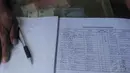 Wisatawan yang datang hanya perlu menulis nama di buku, kemudian memberi sumbangan uang seikhlasnya. (Liputan6.com/Herman Zakharia)