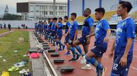 Pemain Persib Bandung dalam sesi latihan di lapangan SPOrT Jabar, Arcamanik, Bandung, Kamis (23/1/2020). (Bola.com/Erwin Snaz)