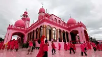 Selain pemilihan warna yang tak biasa, mayoritas pekerja yang membangun masjid ini adalah orang Kristen