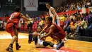 Pebasket Satria Muda Britama Jakarta, Gunawan (kedua kiri) berebut bola dengan pemain Stadium Jakarta di laga NBL Championship 2015, Sabtu (2/5/2015). Satria Muda unggul tipis 61-59 atas Stadium Jakarta. (Liputan6.com/Helmi Fithriansyah)