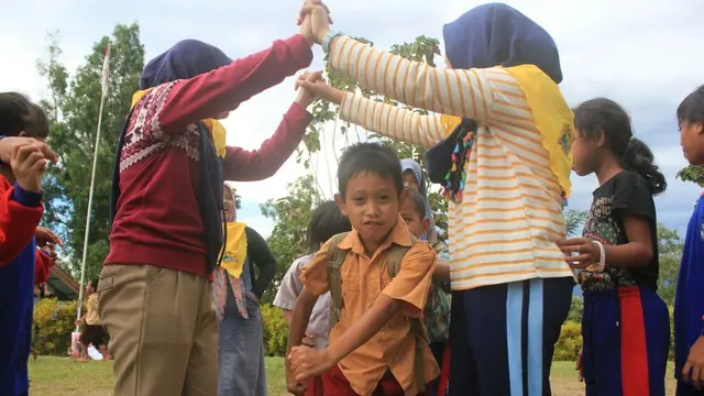 Mimpi Sederhana nan Mengharukan Bocah-Bocah Sokola Kaki Langit 