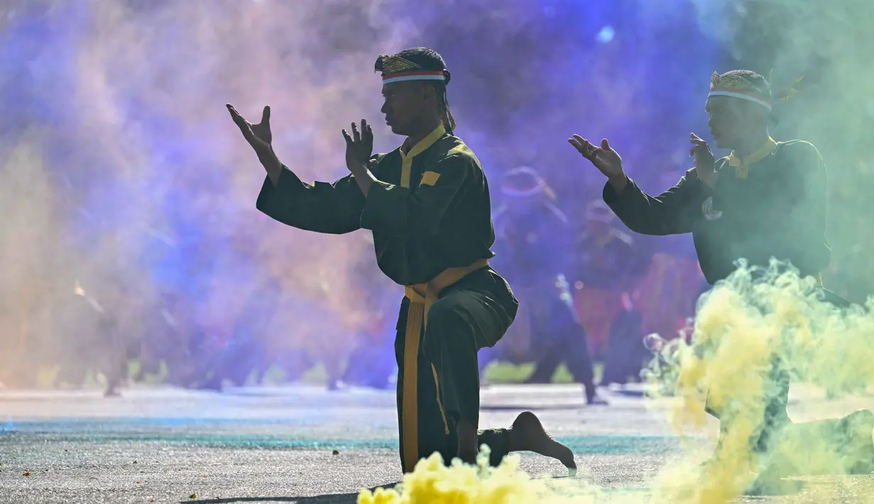 Suasana semakin meriah dengan penampilan berbagai pertunjukan seni dan atraksi budaya yang memukau para hadirin. (CHAIDEER MAHYUDDIN/AFP)