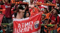 The Jakmania bernyanyi memberikan dukungan saat timnya Persija Jakarta melawan Perseru Serui pada lanjutan Liga 1 2017 di Stadion Patriot Bekasi, Selasa (19/9/2017). Persija menang 1-0. (Bola.com/Nicklas Hanoatubun)
