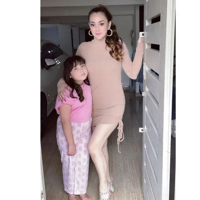 6 Potret Kebersamaan Celine Evangelista dan Eleeya, Anak yang Disebut Mirip Orang Korea