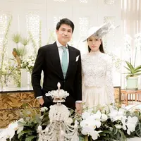 Kesederhanaan juga terlihat dari pilihan gaun pengantin yang dikenakan Nong Poy. [@niyadarweddinganswer]