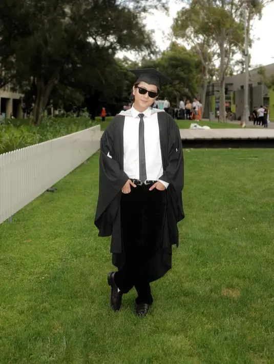 Melengkapi penampilannya, Iqbaal pun memadukannya dengan celana, sabuk, dan sepatu hitam. Tampak keren mengenakan kaca mata hitamnya. [@jozz-felix]